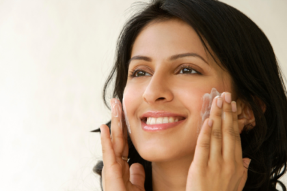 ight-way-to-apply-moisturizer-on-face-in-hindi