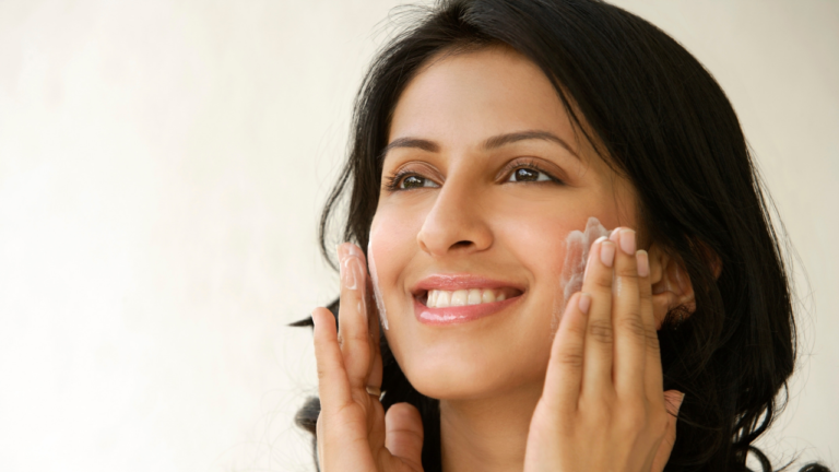 ight-way-to-apply-moisturizer-on-face-in-hindi